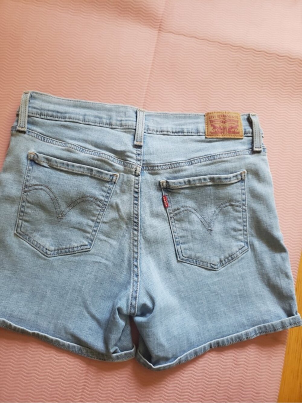 Levi's Women's Mid-Length Denim Shorts Light Wash Size 30 Classic Casual Summer - Picture 5 of 16